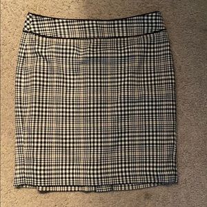 Grid skirt with slit in back